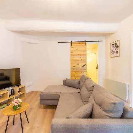 La Belle Vie - Beautiful 2 Bedroom Close To Parking
